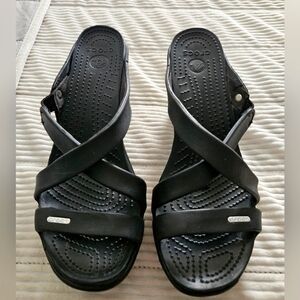 CROCS Cyprus Black Heel Sandals Crisscross Straps‎ and Textured Footbed Size 10